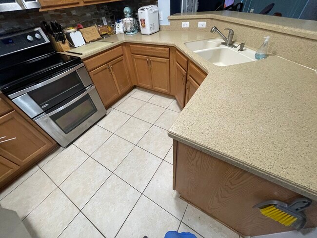 Building Photo - 2452 Hassonite St