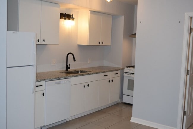 Foto del edificio - NEWLY RENOVATED PONTIAC UNIT FOR LEASE!