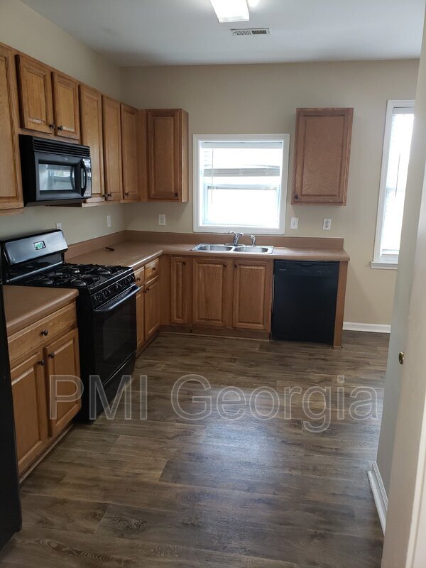 Building Photo - 105 Stallion Way