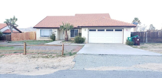 Building Photo - 4 bedroom 2 bath home w/ pool