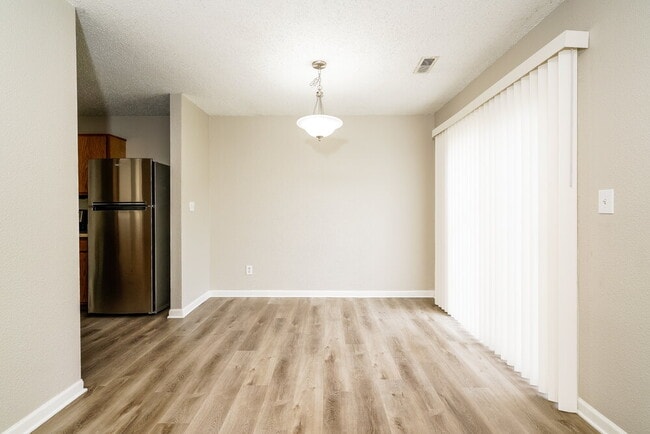 Foto del edificio - 8544 Sweet Birch Dr