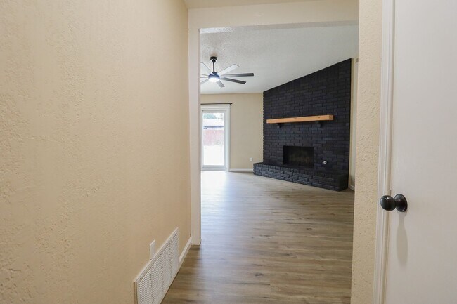 Building Photo - 3 bed/2bath! Fully remodeled!