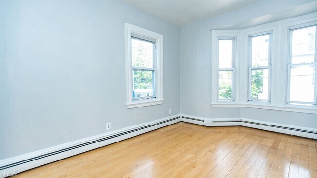 Foto del edificio - 2 br, 1 bath Triplex - 74 Vernon Street 2A