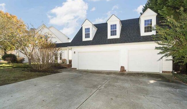 3-car Extra Large Garage - 2 Big Oak Ct