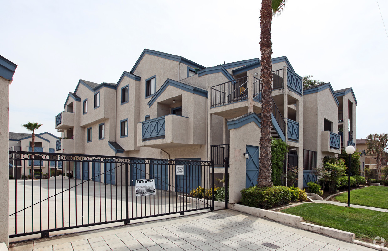 Primary Photo - Sierra Villa Apartments