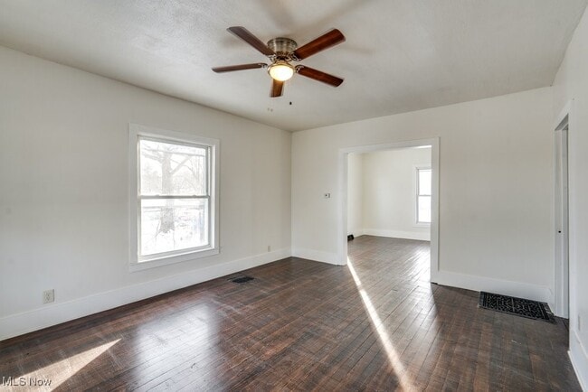 Foto del edificio - 155 W Walnut St