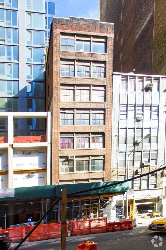 Building Photo - 15 E 31st St