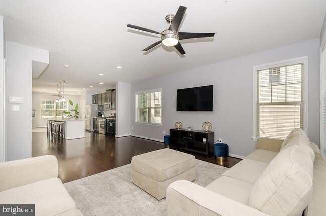 Building Photo - 7523 Holly Ridge Dr