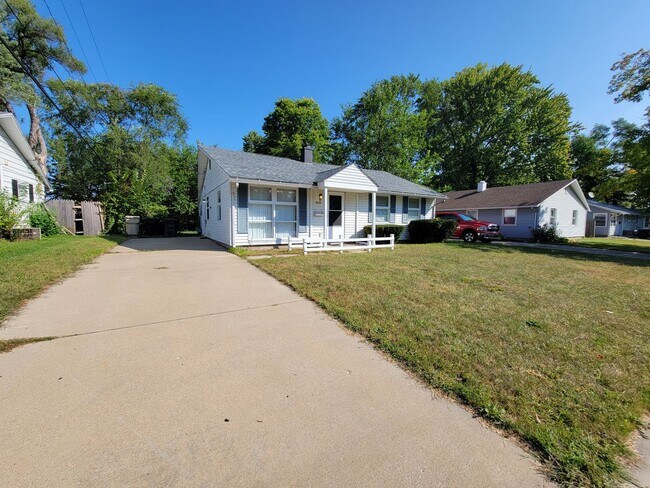 Building Photo - 3 bed, 1.5 bath. Fenced yard.