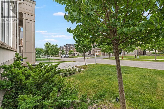 Building Photo - 2147 Vineland Cres