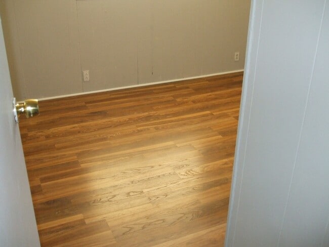Building Photo - Half month rent credit for approved tenant. 3 bed 2 bath manufactured with new flooring