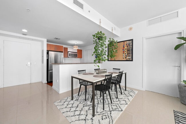 Foto del edificio - 300 S Biscayne Blvd