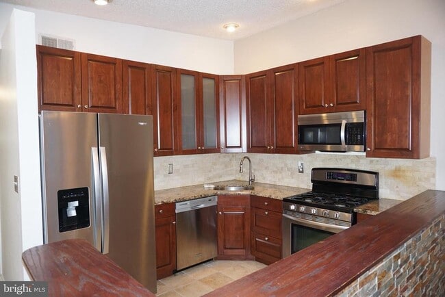 Building Photo - 80 Versailles Ct