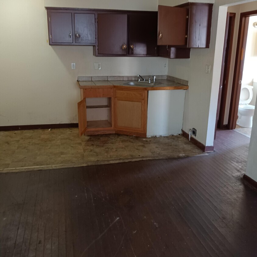 1429 W Atkinson Ave Unit 4, Milwaukee, WI 53206 Room for Rent in