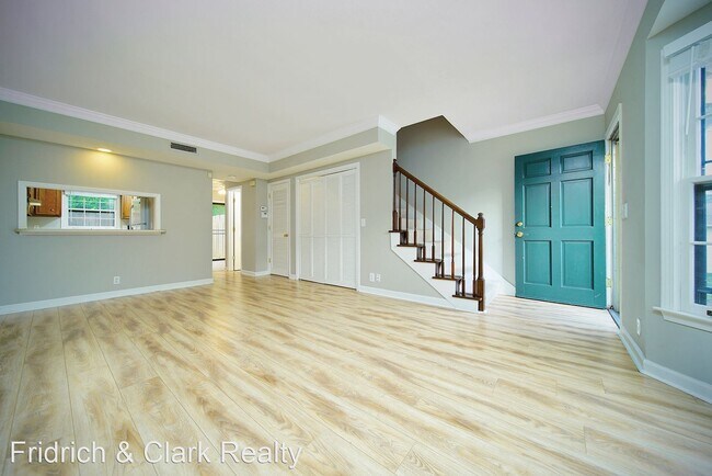 Building Photo - 2 br, 1.5 bath Apartment - 511 Hickory Villa