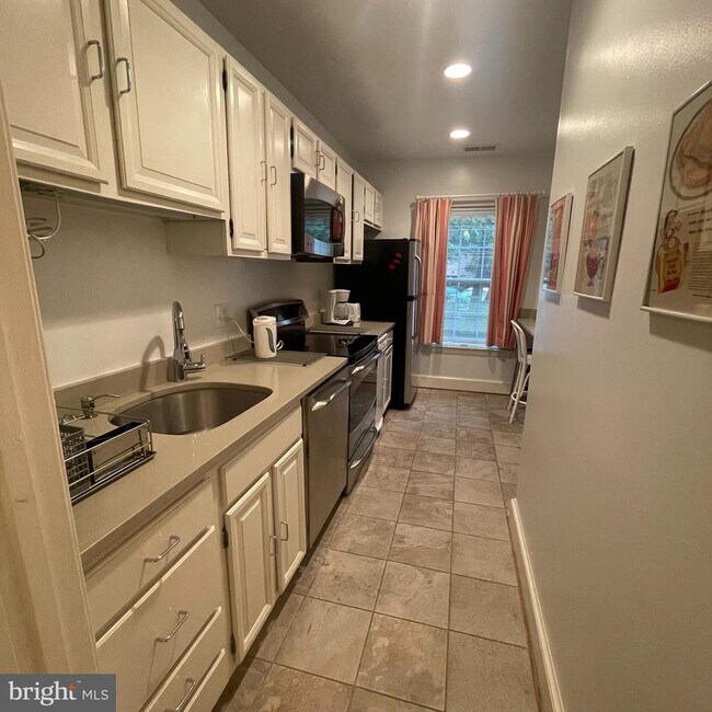 Foto del edificio - 3221 Sutton Pl NW