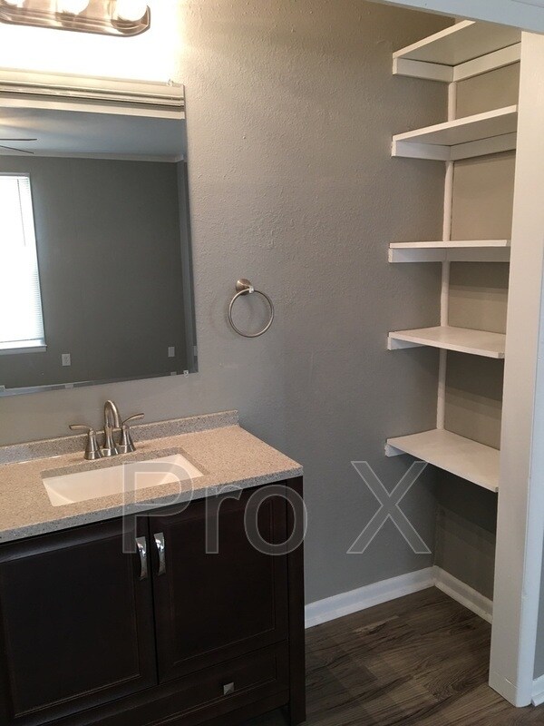 Foto del edificio - 1706 S Broadway St