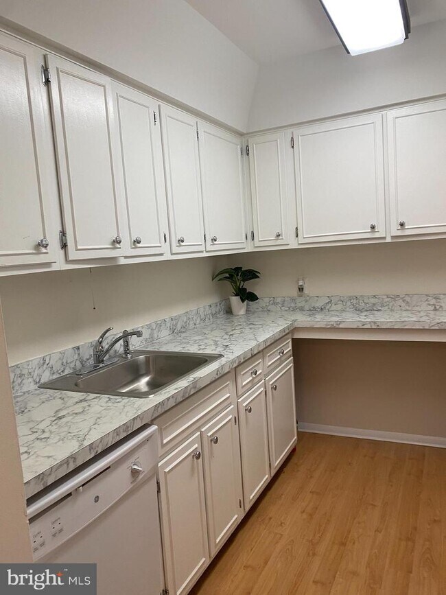 192 E Chelsea Cir, Newtown Square, PA 19073 Room for Rent in Newtown