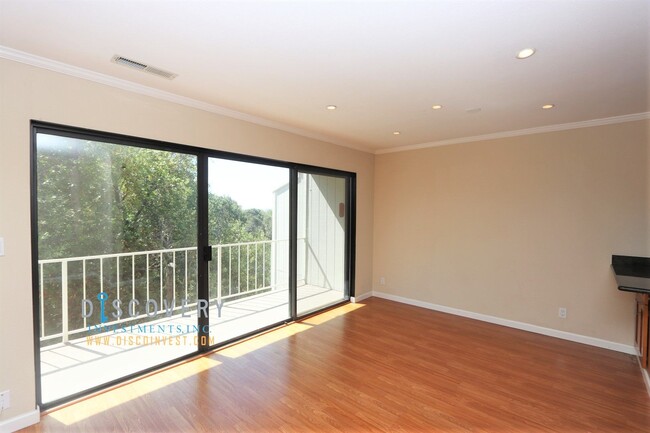 Foto del edificio - Crestmont Spacious Two Bedroom Townhome