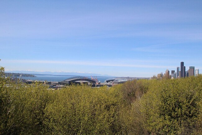 Foto del edificio - CHARMING 3 BEDROOM TUDOR REVIVAL APARTMENT W/ PUGET SOUND VIEWS