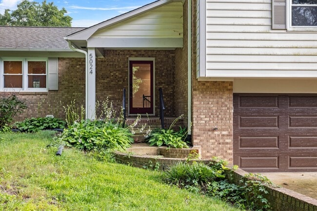 Building Photo - Spacious 4-Bedroom Home with Fenced Yard in Hampton Woods