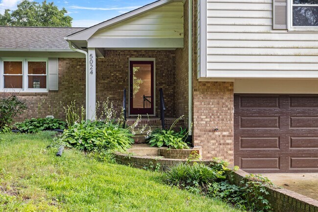 Foto del edificio - Spacious 4-Bedroom Home with Fenced Yard in Hampton Woods