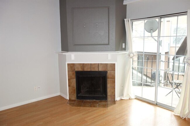 Building Photo - 3033 San Jacinto St