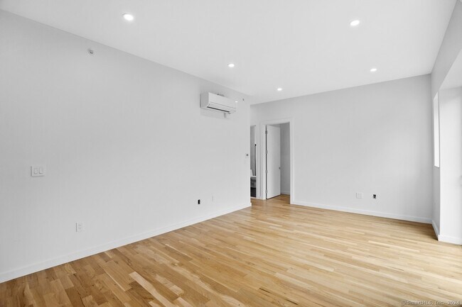 Building Photo - 590 Orange St