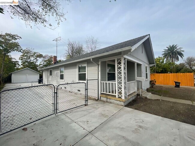 Building Photo - 441 N Livermore Ave