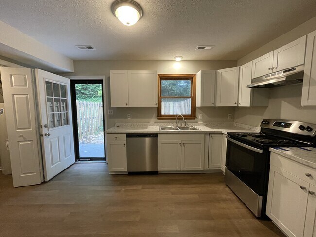 Foto del edificio - 158 Cedar Crest Dr