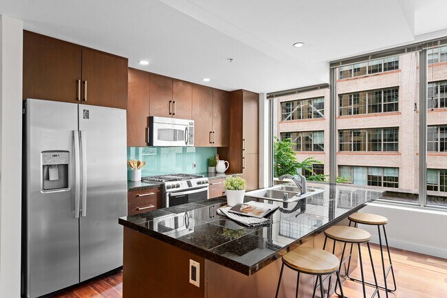 Building Photo - Bright Corner 1Bed/1Bath Condo in the Heart of Downtown Seattle!