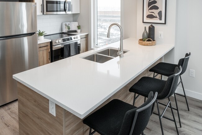 Photo du bâtiment - Latitude 49 Townhomes