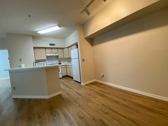 Building Photo - 2 br, 2 bath House - 831 Camargo Way #306