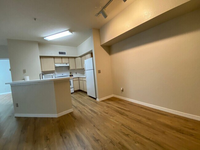 Foto del edificio - 2 br, 2 bath House - 831 Camargo Way #306
