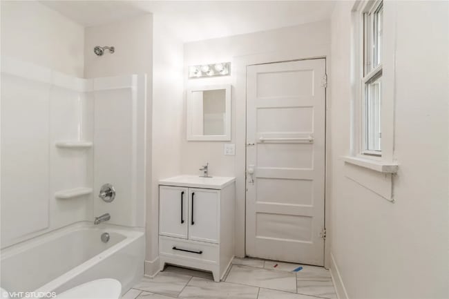 Building Photo - 1921 Logan Ave