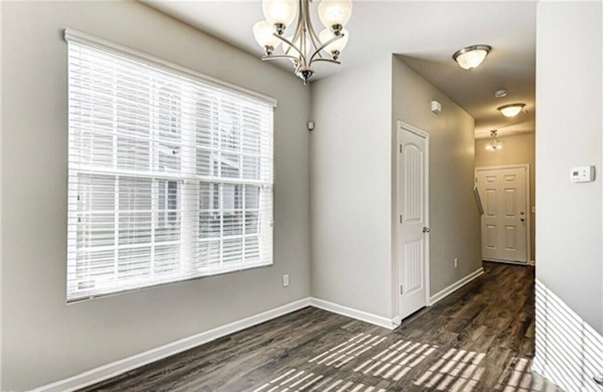 Foto principal - 3 Bedroom 2.5 Townhome available now