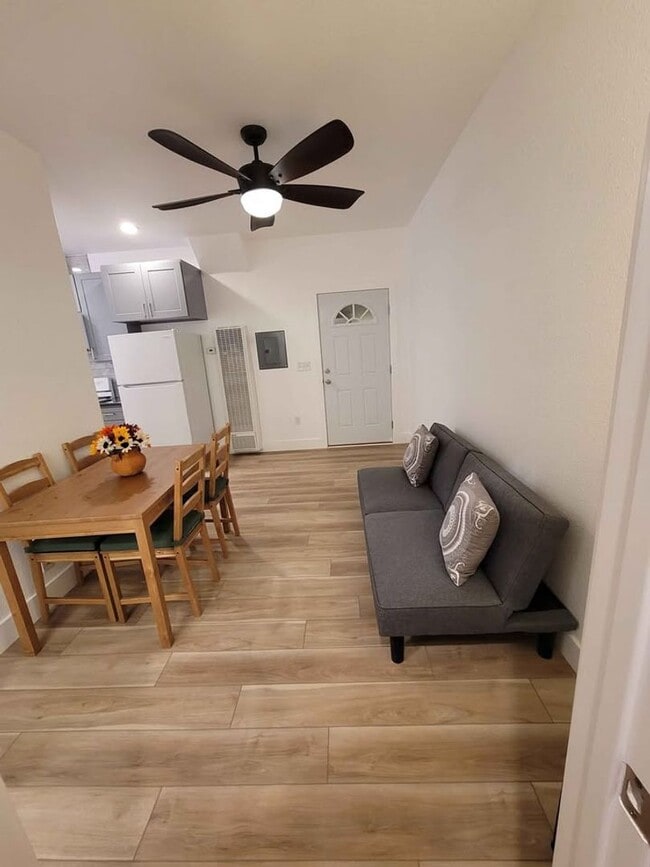 Building Photo - Newer Furnished Northwest ADU