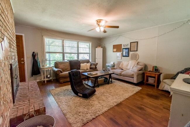 Building Photo - Updated and Spacious 4 Bedroom Home Near UofA! AVAILABLE IN JULY!!