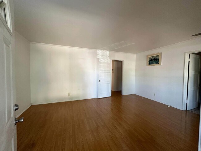 Foto del edificio - 8173 Wakefield Ave