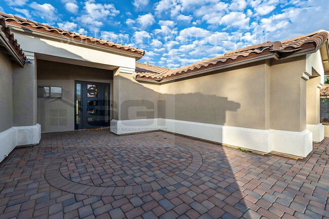 Building Photo - LUXURY NW MESA PROPERTY!