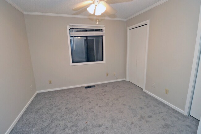 Building Photo - 31 Canterbury Ct