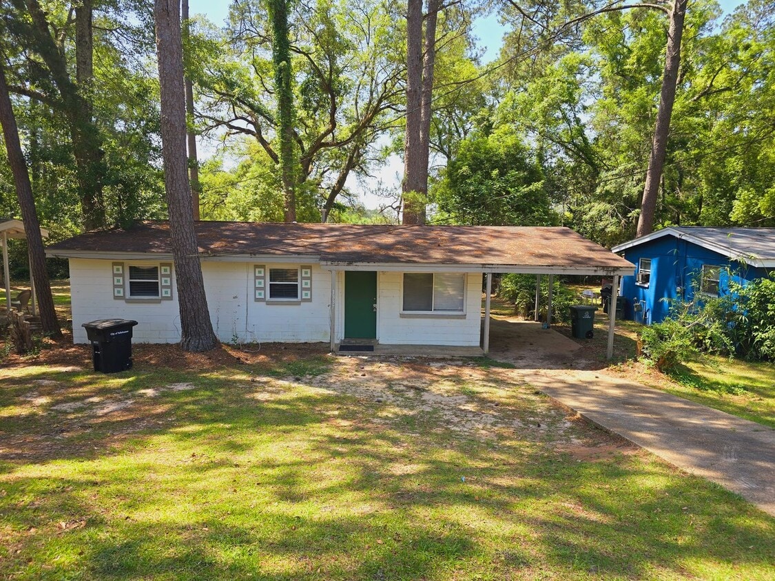 Bright and airy home located near both maj... - Bright and airy home located near both maj...