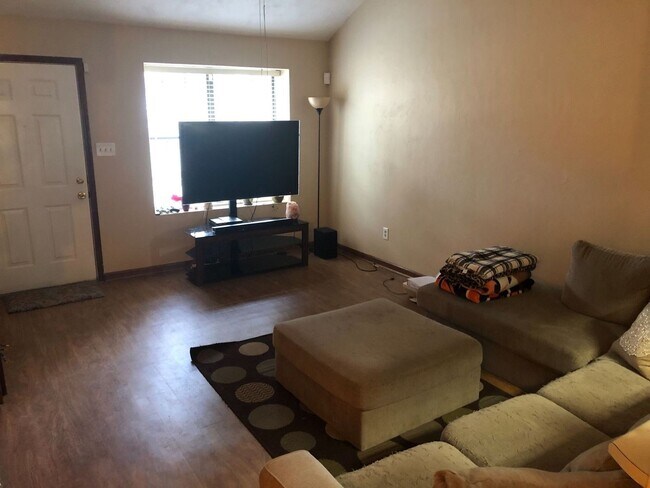 Foto del edificio - Two-Story 2 bed/2bath townhouse off Park Avenue!