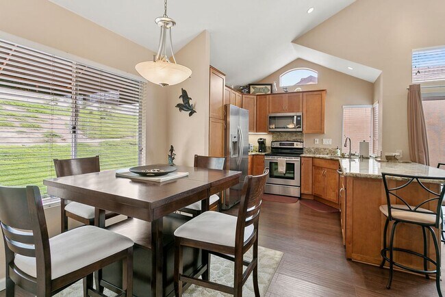 Building Photo - Furnished Bear Brand condo with Walkabilit...