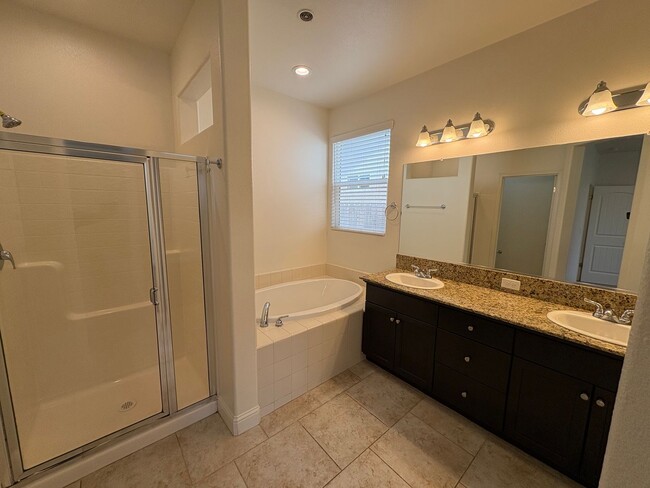 Foto del edificio - 3 Bedroom Home located NW Visalia!