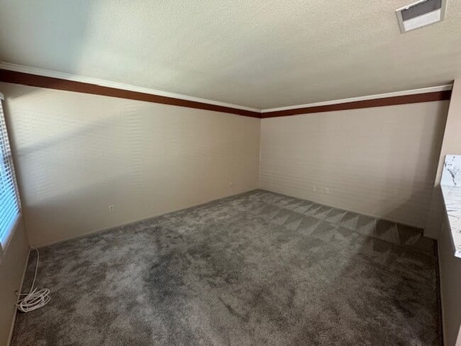 Building Photo - Gorgeous updated gated community unit!