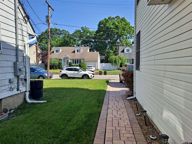 Building Photo - 2558 Regent Pl