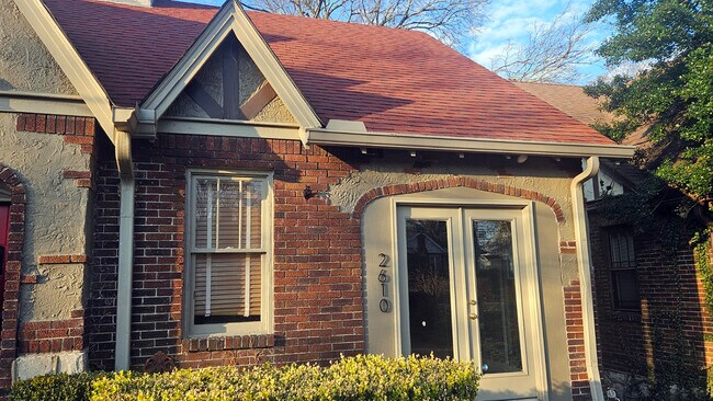 Foto del edificio - 2610 Woodlawn Dr