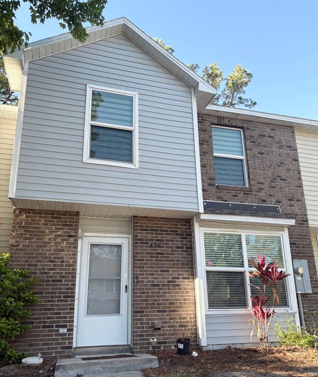 Building Photo - Now available! Ready-to-move-in townhome i...