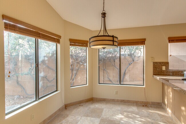 Building Photo - 3 BED 2 BATHROOM ONE LEVEL HOME WITH 2 CAR...